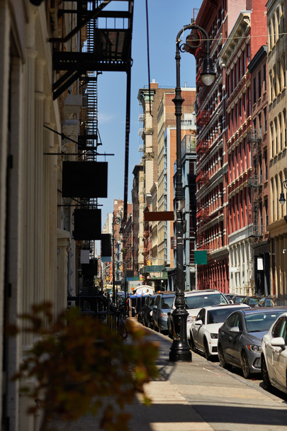 auta zaparkovaná podél útulné ulice s historickými budovami v centru čtvrti New York City - Fotografie, Obrázek