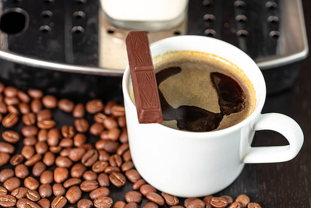 Kahve makinesinde demlenmiş bir fincan Americano kahvesi. Kahve.. - Fotoğraf, Görsel
