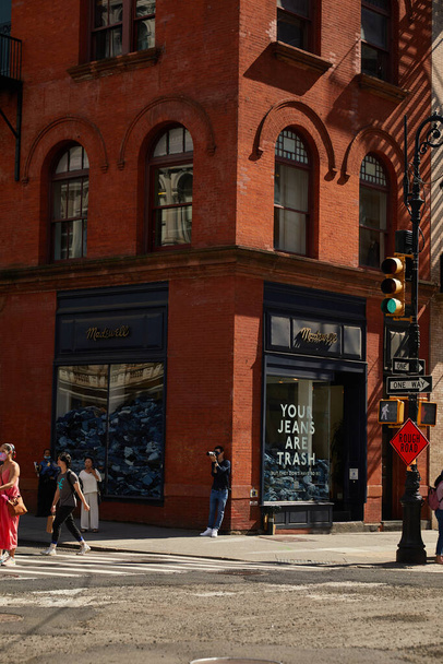 NEW YORK, USA - NOVEMBER 26, 2022: Madewell clothing store on corner of red brick building - Valokuva, kuva