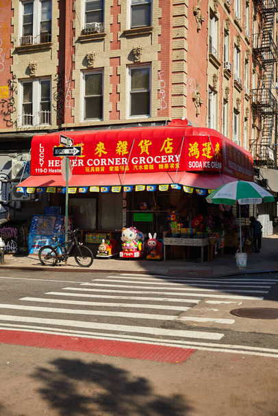 NEW YORK, USA - NOVEMBER 26, 2022: chinese grocery shop on corner of hester street in Chinatown - Fotografie, Obrázek