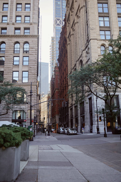живописный уличный пейзаж с каменными зданиями, автомобилями и осенними деревьями в городе Нью-Йорк, туристическая концепция - Фото, изображение