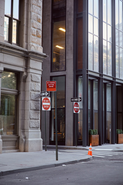 σύγχρονα κτίρια και διαφορετικές πινακίδες επί της λεωφόρου στη Νέα Υόρκη, Metropolis streetscape - Φωτογραφία, εικόνα