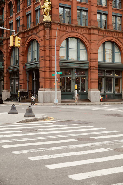 słynny budynek krążka przy przejściu dla pieszych w dzielnicy Manhattanu, punkt orientacyjny Nowego Jorku - Zdjęcie, obraz