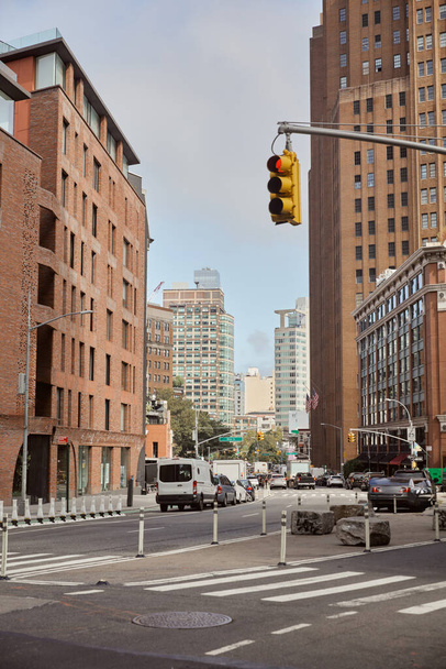 移動車,ニューヨークの都市のシーンが付いている道の近くを横断する歩行者上の交通ライト - 写真・画像