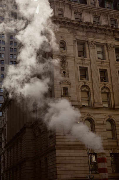 rura parowa i zabytkowy budynek na ulicy w centrum Nowego Jorku, atmosfera metropolii - Zdjęcie, obraz