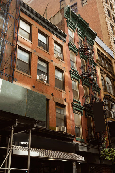 punatiilirakennus paloportailla New Yorkin keskustassa, kaupunkiarkkitehtuuri - Valokuva, kuva