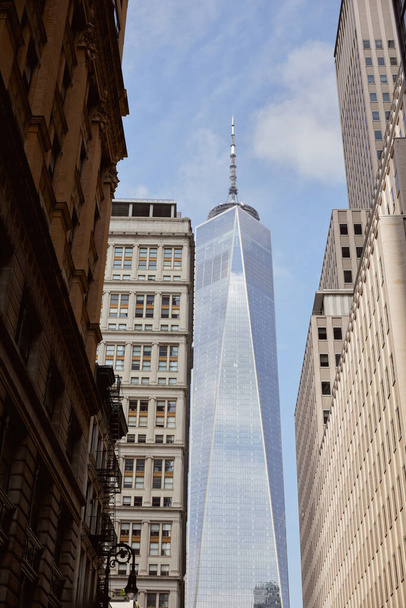 NEW YORK, USA - NOVEMBER 26, 2022: One world trade center near modern and vintage building in new york city, urban architecture - Foto, Imagem