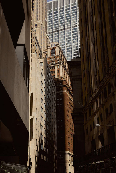 New York 'taki yüksek binalar ve modern gökdelenler, Metropolis' in çağdaş mimarisi - Fotoğraf, Görsel