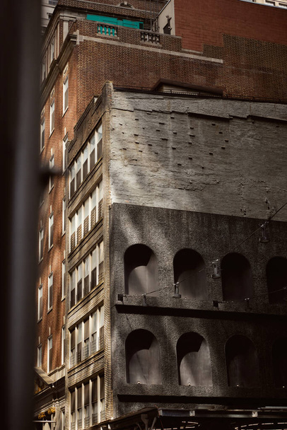 креативний кам'яний декор на цегляних будівлях на міській вулиці в центрі міста, архітектура міста Нью-Йорк - Фото, зображення