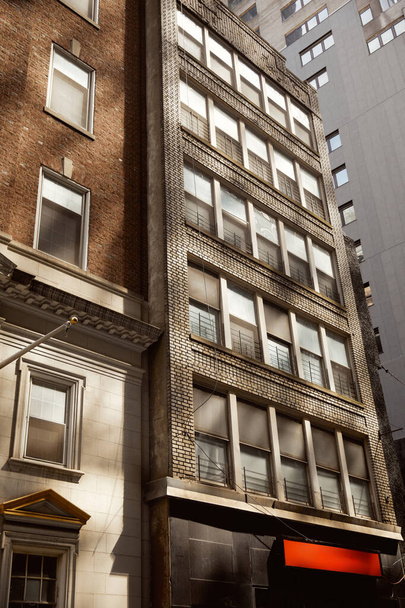 edifici moderni e vintage su strada urbana nella città di New York, simbiosi architettonica creativa - Foto, immagini