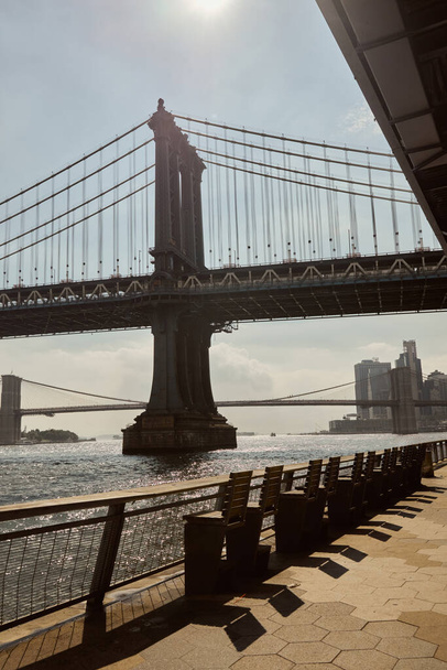 East Riverin rantakatu ja upeat näkymät Manhattanin sillalle New Yorkissa, syyskohtaus - Valokuva, kuva
