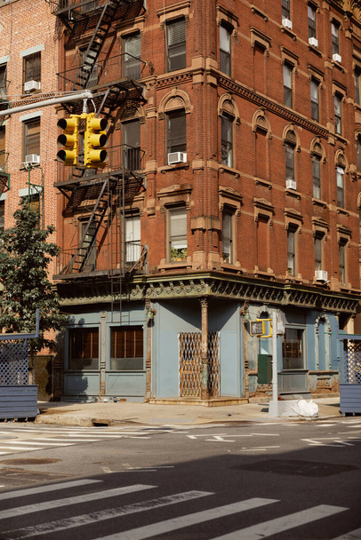 semáforos amarillos y edificios antiguos con escaleras de escape de incendios en el centro de la ciudad de Nueva York - Foto, imagen