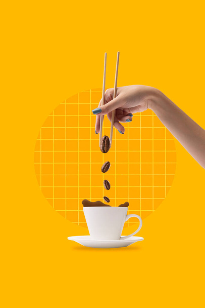 Diseño creativo con mano femenina sosteniendo granos de café con palillos y poniéndolo en la taza de café sobre fondo amarillo. Concepto de bebida, gusto, arte, diseño colorido. Cartel. Copiar espacio para anuncio. - Foto, Imagen