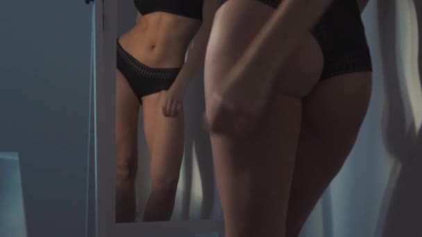 fiatal barna szexi nő pózol a szobában - Felvétel, videó