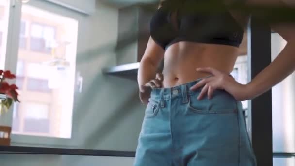 junge Brünette sexy Frau posiert im Zimmer - Filmmaterial, Video