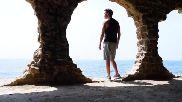 Άνθρωπος που σκέφτεται τη θέα στη θάλασσα  - Πλάνα, βίντεο