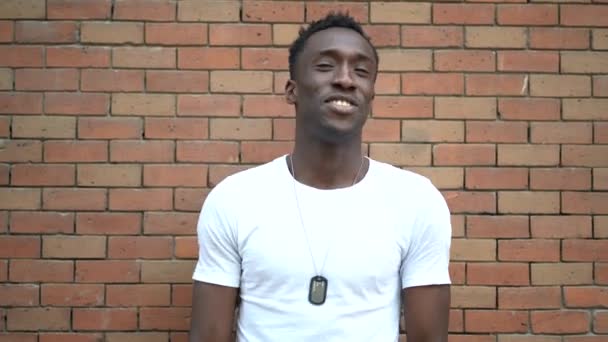 retrato de joven afroamericano guapo en la calle de la ciudad - Metraje, vídeo