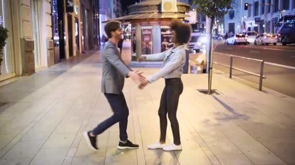ζευγάρι ερωτευμένο στο δρόμο της νυχτερινής πόλης - Πλάνα, βίντεο