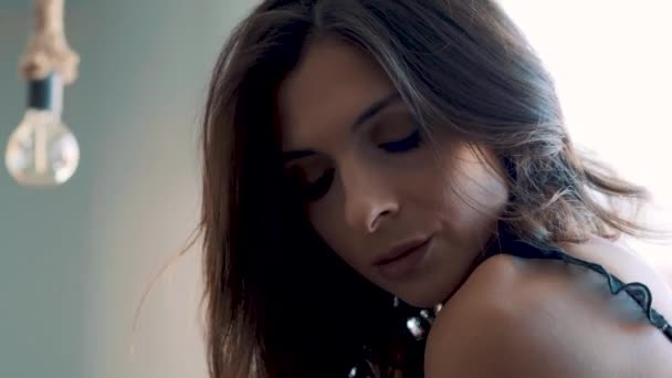jeune femme sexy brune posant dans la chambre - Séquence, vidéo