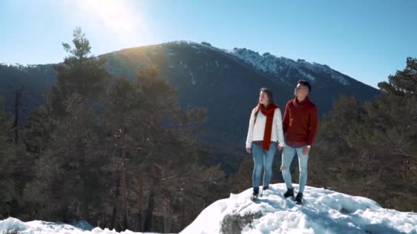mladý pár v lásce v zimě zasněžený les - Záběry, video