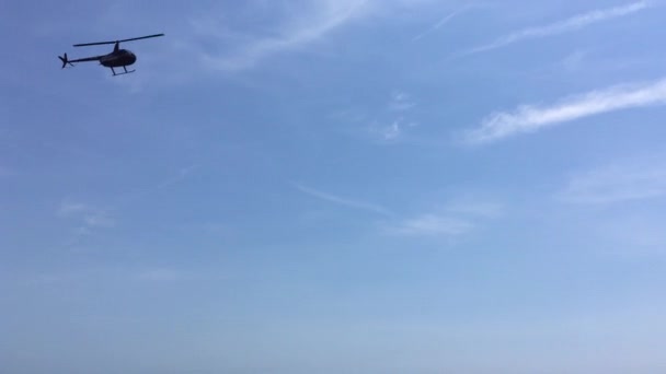 blauwe lucht achtergrond met witte wolken - Video