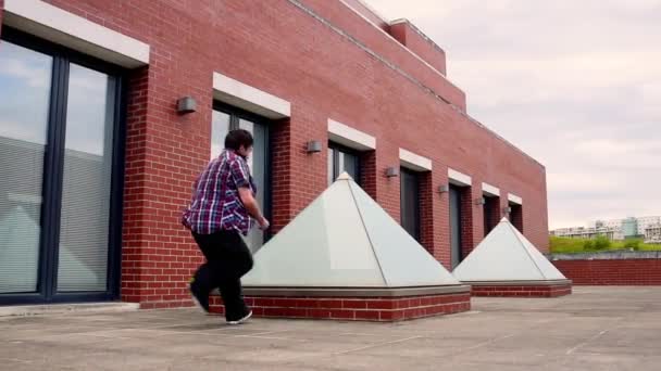 ジャンプとフリップを作る屋根の上の人  - 映像、動画