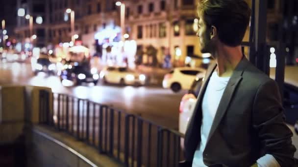 Gece şehrinde genç bir çift - Video, Çekim