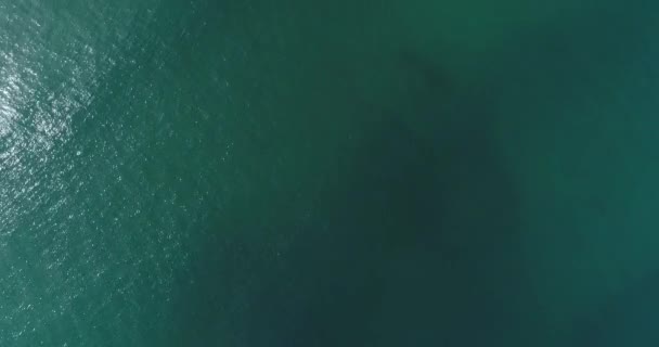 Paisaje con olas en la costa soleada - Metraje, vídeo
