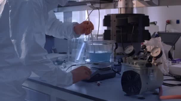 męski naukowiec pracujący w laboratorium - Materiał filmowy, wideo