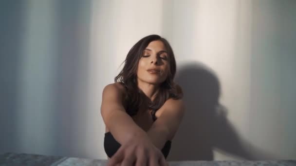 молода брюнетка сексуальна жінка позує в кімнаті - Кадри, відео
