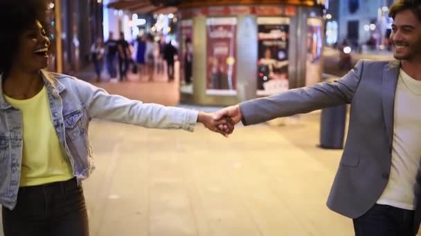 Verliebtes Paar auf der nächtlichen Stadtstraße - Filmmaterial, Video