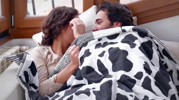 Junges Paar kuschelt auf dem Sofa - Filmmaterial, Video