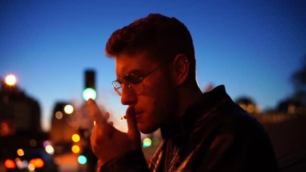 homem com óculos fumando cigarro
 - Filmagem, Vídeo