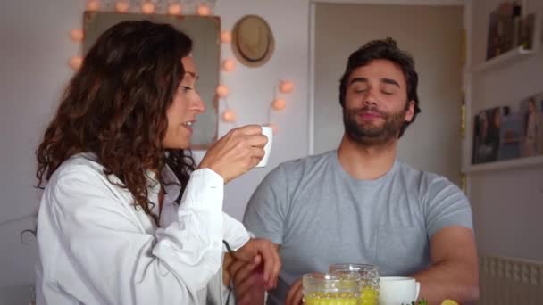 Jeune couple déjeunant, jouant romantique et riant  - Séquence, vidéo
