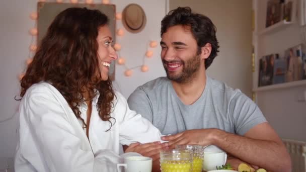Jovem casal tomando café da manhã, jogando romântico e rindo  - Filmagem, Vídeo