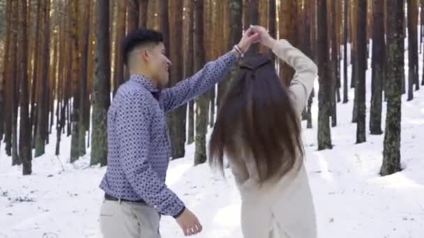 jovem casal apaixonado na floresta nevada de inverno - Filmagem, Vídeo