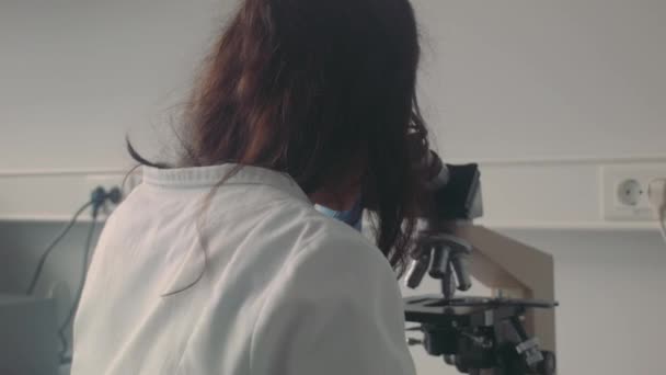 cientista mulher que trabalha em um laboratório
 - Filmagem, Vídeo