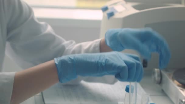 Laboratóriumban dolgozó női tudós - Felvétel, videó