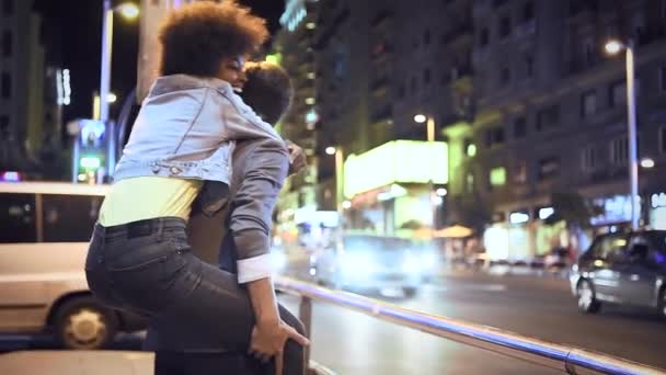 pareja enamorada en la noche calle de la ciudad - Imágenes, Vídeo