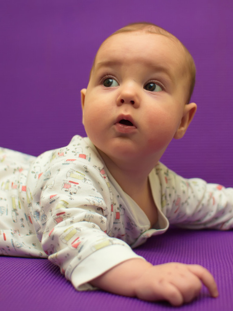Немовля на фіолетовому тлі
. - Фото, зображення