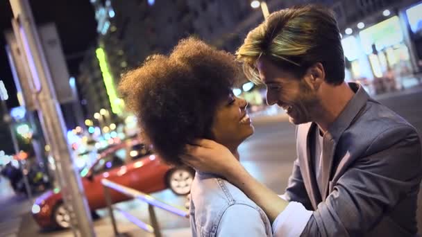ζευγάρι ερωτευμένο στο δρόμο της νυχτερινής πόλης - Πλάνα, βίντεο