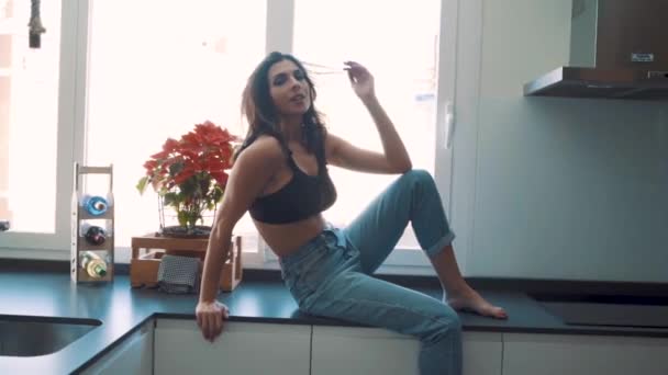 sexy brünette Frau trägt blaue Jeans - Filmmaterial, Video