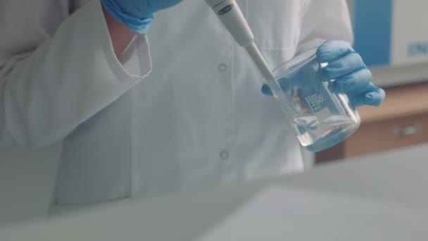 femme scientifique travaillant dans un laboratoire
 - Séquence, vidéo