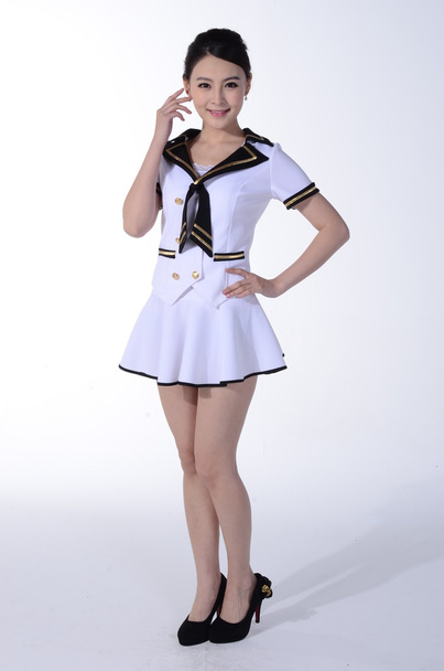 Активна дівчина носить професійний одяг перед білим тлом
 - Фото, зображення