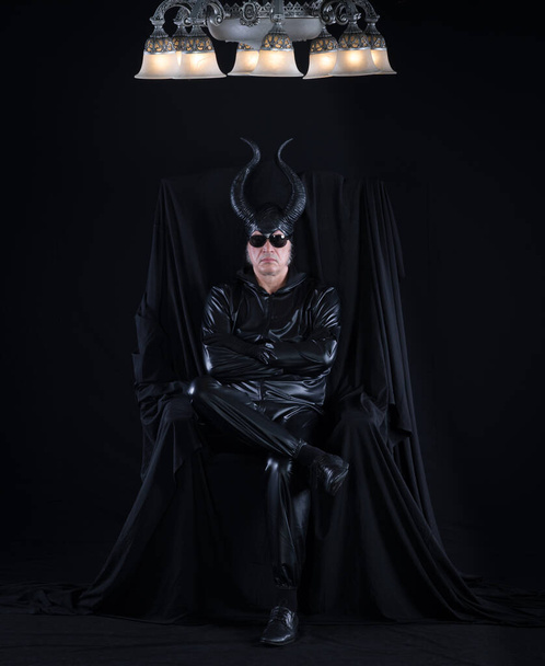 retrato de un diablo con cuernos en un trono negro - Foto, Imagen