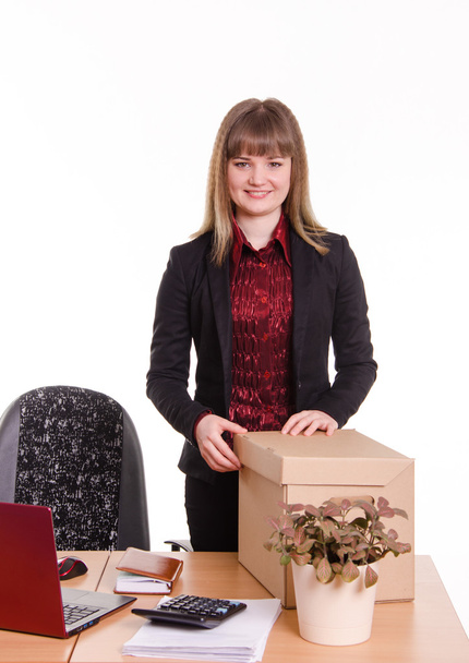 Ofis Masası büyük bir kutu ile gülümseyen kız - Fotoğraf, Görsel