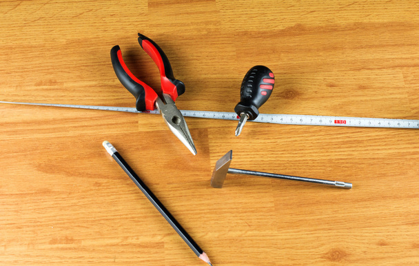 Кулі, викрутка, молоток, вимірювальна стрічка та олівець
 - Фото, зображення