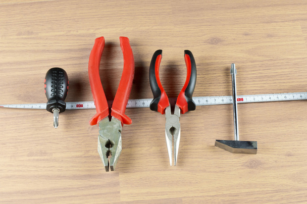 Pinces, tournevis, marteau et ruban à mesurer
  - Photo, image