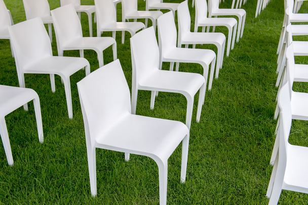 Valkoinen tuoli vihreä ruoho
 - Valokuva, kuva
