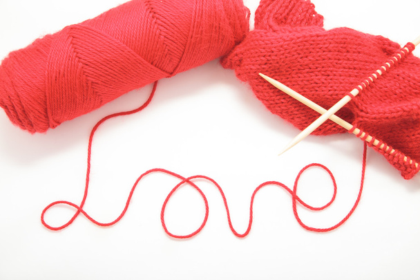 Слово Любовь маден из красной пряжи
 - Фото, изображение